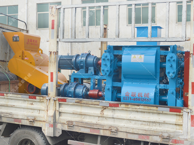 四輥破碎機和雙級粉碎機發往內蒙古破碎煤炭