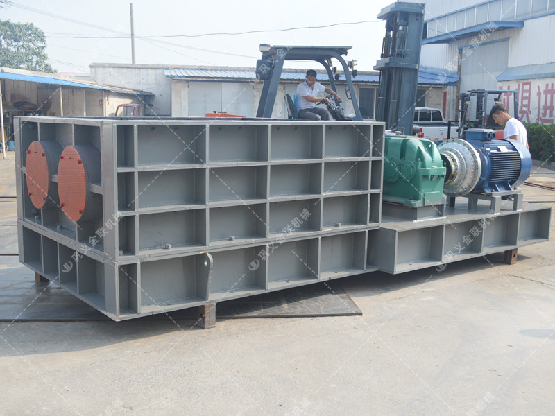 2PLF80/200強(qiáng)力分級(jí)雙齒輥破碎機(jī)發(fā)往山東淄博破碎煤炭