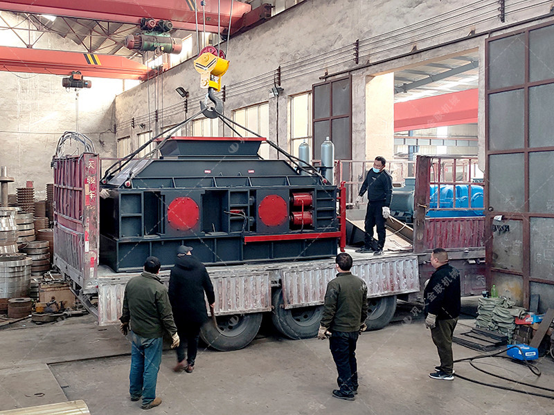 1500x800直連式液壓對輥破碎機(jī)發(fā)往新疆