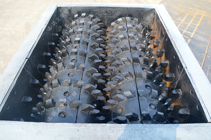 強力雙齒輥破碎機,分級齒輥式破碎機廠家,大石頭破碎機價格 強力雙齒輥破碎機,分級齒輥式破碎機廠家,大石頭破碎機價格